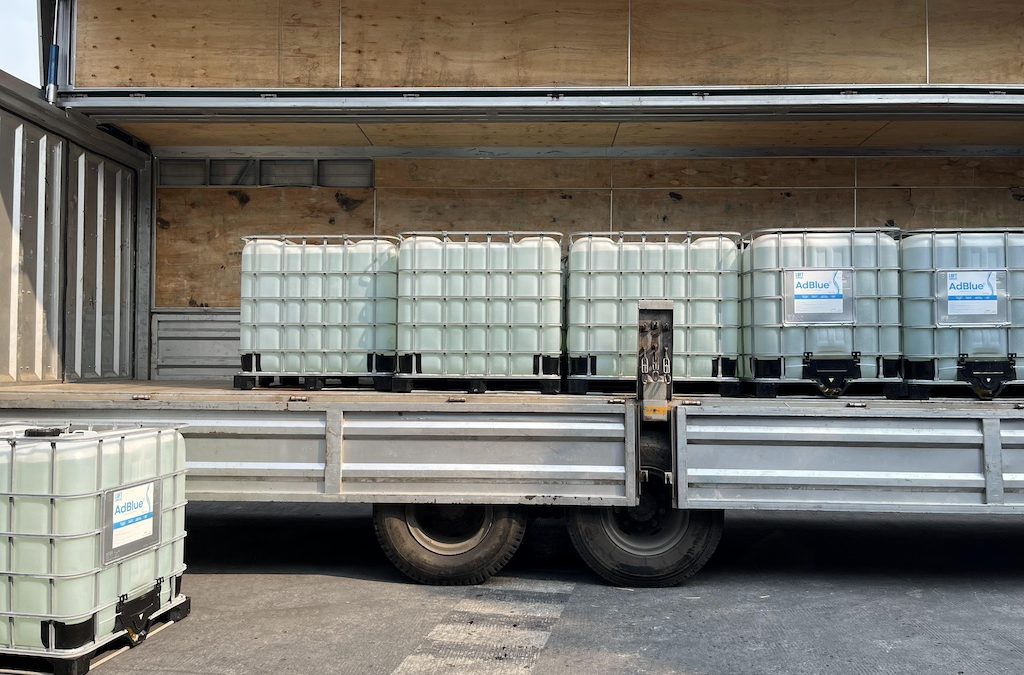 galon luftblue diatas truk logistik