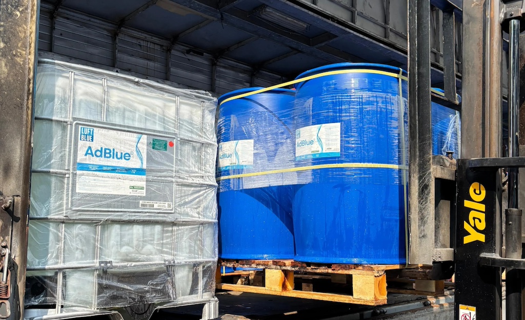 proses pengiriman adblue dengan forklift